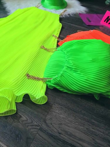 Lenge neon színű vállán láncos plisszírozott miniruha 