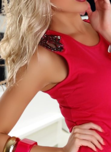 Vállán díszes pink miniruha