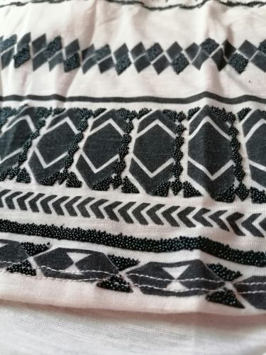 Ujjatlan mintás lenge top / felső / trikó apró gyöngyökkel díszítve (TS469)