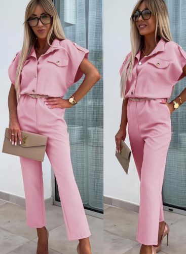 Sportosan elegáns rózsaszín rövid ujjú overál arany gombokkal és övvel
