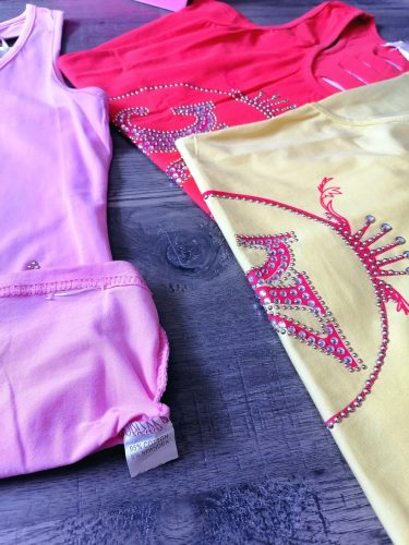 Strasszos hátán szaggatott felső / trikó