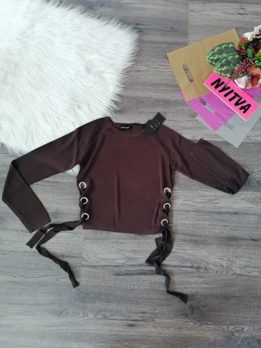 Barna kötött crop felső fűzővel